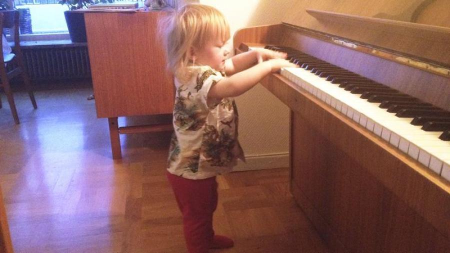 Bland saker man bör tänka på när man bor tillsammans i en gemensam fastighet är att respektera varandras behov av tystnad sent på kvällarna. Eller lära sig spela piano jättefint.
